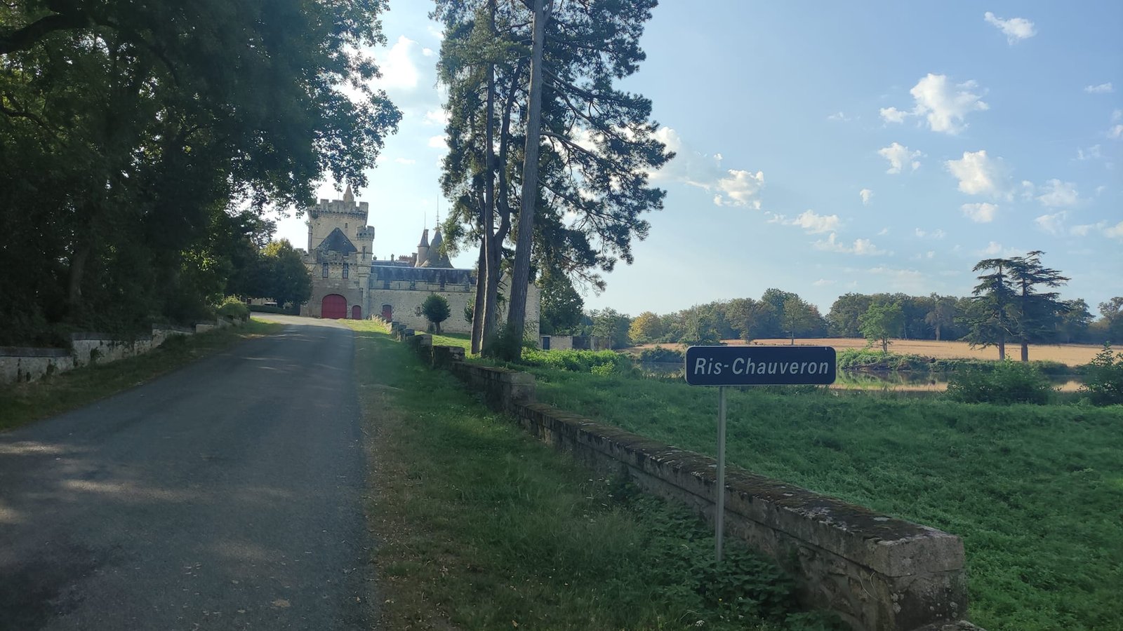 Aucune description de photo disponible. - La corne rose - Le voyage de Léonnie, Safran, et Bouleau 2023