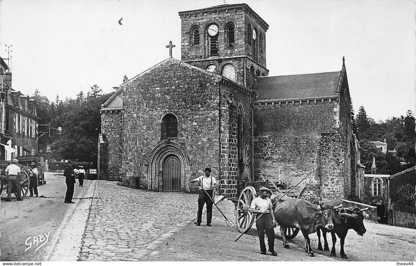 850 001 boeuf eglise pouzauges